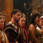 San Ambrosio -de obispo, a la derecha- se enfrenta a un joven Agustín aún pagano y cínico, en la película de Lux Vide de 2010