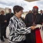 El cardenal Robert Sarah firma libros y autógrafos con las murallas de Ávila de fondo