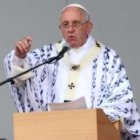 Francisco, con una casulla de motivo indígenas, en la homilía de su viaje a Quito