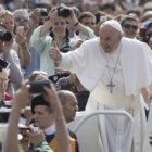 Francisco saluda a los peregrinos que se han congregado en la audiencia del miércoles