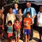 El padre Mario Ghezzi, con algunos fieles de su pequeña comunidad camboyana.