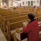 Sentarse en el último banco distrae en Misa