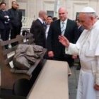 El Papa bendice la copia del Cristo Sin Techo ante la Limosnería Apostólica