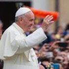 El Papa Francisco saluda a los peregrinos que acuden a la Plaza de San Pedro en las audiencias de los miércoles
