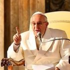 Francisco advierte contra la tentación de la soberbia que procede del amor a las riquezas.