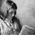 La venerable Montserrat Grases leyendo el TBO - murió de cáncer a los 17 años