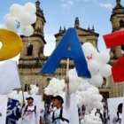 Celebraciones por la paz en Colombia, ante la catedral de Cartagena de Indias, donde se oró por ella