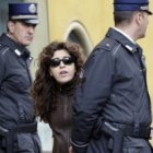 Francesca Chaouqui, con gendarmes vaticanos, en el llamado juicio Vatileaks 2 sobre revelación de secretos