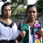 Las mujeres de la cooperativa Jluchiyej Nichimetic preparan en Chiapas los ornamentos que el Papa usará allí en misa