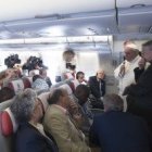 El Papa Francisco habla con los periodistas en vuelo hacia Armenia