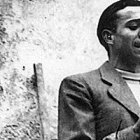 Miguel Hernández, en la inauguración de una plaza homenaje a su paisano y amigo Ramón Sijé en Orihuela, en abril de 1936.