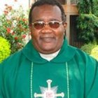 El padre Emmanuel Dim, rector de un seminario, ha sido secuestrado... dispararon a otros dos curas acompañantes