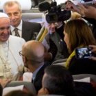 El Papa Francisco con periodistas en uno de sus viajes en avión