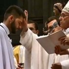 Varios adultos jóvenes fueron bautizados y confirmados por Francisco este Sábado Santo.