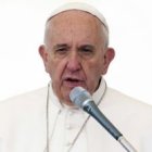 Francisco pide que el hombre guíe el cambio económico, y no al revés