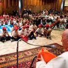 El chaleco que tenía Francisco en las manos no llegó a tiempo de salvar la vida de una niña en el mar.