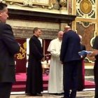 Miembros de la congregación de Don Orione saludan al Papa Francisco.