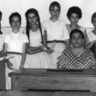 Ángela Ruiz Robles, rodeada de alumnas, en el Instituto de El Ferrol donde dio clases durante décadas, también clases gratuitas a obreros por las tardes