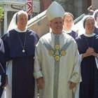 El arzobispo Aquila,de Denver, con las Sisters of Life - la Iglesia se esforzó contra la ley de suicidio asistido