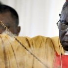 El cardenal Robert Sarah inciensa las ofrendas durante la misa.