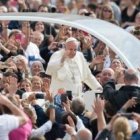 Francisco saluda a los peregrinos en la Plaza de San Pedro