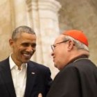 El cardenal Ortega habla con el presidente Obama en la catedral de La Habana