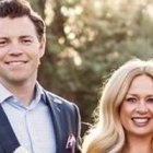 Jason Hewlett, su mujer y el más pequeño de sus cuatro hijos