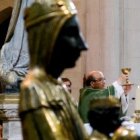 La misa y oración de desagravio en el Tibidabo en honor a la Virgen de Montserrat y de los Desamparados llenó el templo