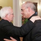 El cardenal Cañizares -a la izquierda- felicita a su nuevo obispo auxiliar Arturo Pablo Ros