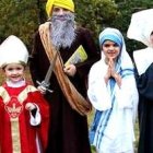 Niños disfrazados de santos en una fiesta de HolyWins - ellos son ejemplo de oración e intercesores