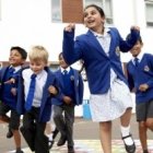 Unos niños británicos juegan en el recreo de su colegio