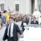 Francisco en la primera audiencia de miércoles en Pascua, en un día luminoso