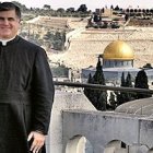 El padre Juan Solana junto a Jesús García, con Jerusalén al fondo.
