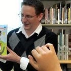 Eric Ross, autor de un libro infantil para enseñar a los niños las uniones gay, lo presenta en un aula de primaria.