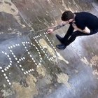 Abel Azcona se ufanó de que eran hostias consagradas obtenidas ilícitamente; para el juez son objetos blancos y pequeños de forma redonda.