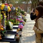 Cuando uno va al cementerio no sólo reza por sus difuntos, sino por los demás - la Iglesia pide superar el individualismo