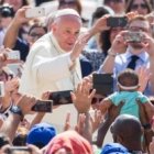 El Papa Francisco saluda a los peregrinos en la última audiencia del curso