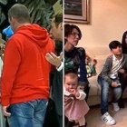 A la izquierda, el Padrenuestro de Francisco con los excluidos; a la derecha, visitando a antiguos sacerdotes y sus familias.