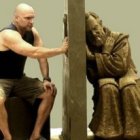 Timothy Schmalz esculpe para dar gloria a Dios tras una fuerte historia de conversión