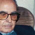 Sebastián Gayá, ya anciano, en un momento de reflexión y silencio.