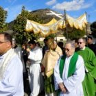 El obispo Reig con el Santísimo entre las distintas fosas comunes de Paracuellos