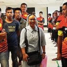 Sor Trinh, rodeada de compatriotas a quienes consigue una posibilidad de regreso a casa.