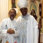 José Luis Sánchez Ruiz, el sacerdote secuestrado, con su obispo Fidencio López, de San Andrés Tuxtla