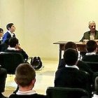 Germán Ubillos ante los alumnos de la escolanía, introducido por el prior de la abadía, fray Santiago Cantera.