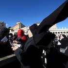 Unas religiosas ayudan al reparto del librito con el que Francisco obsequió a los presentes en la Plaza de San Pedro.