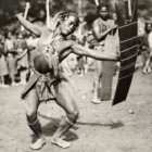 Un nativo ilongote en una danza guerrera... a ellos intentó evangelizar el padre Buenaventura