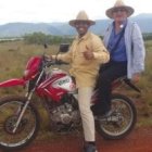 Manuel Lozano, uno de los misioneros de Málaga, en moto con un catequista