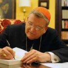 El cardenal Burke, que presidió el Tribunal de la Signatura Apostólica, es uno de los 4 cardenales que elevan estas preguntas