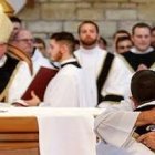 Un momento de las ordenaciones sacerdotales del pasado sábado: diez sacerdotes en una pequeña diócesis del centro del país.