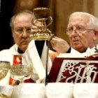 El cardenal Cañizares con el Santo Cáliz, un vaso de piedra semipreciosa de estilo helenístico, del siglo I o II